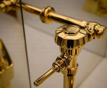 Золотой унитаз за $12 млн