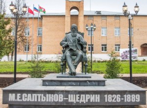 Памятник М.Е.Салтыкову-Щедрину в Талдоме