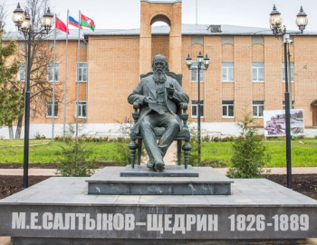 Памятник М.Е.Салтыкову-Щедрину в Талдоме