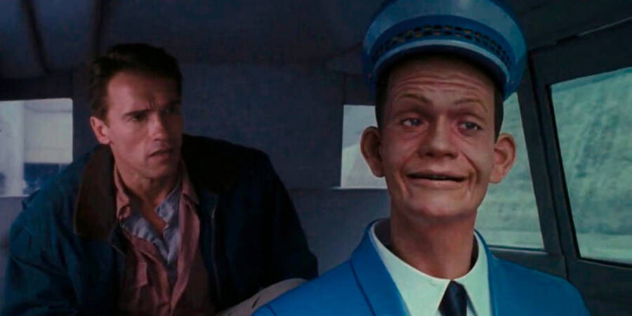 Водитель-манекен в фильме «Вспомнить всё» Водитель-манекен в фильме «Вспомнить всё»