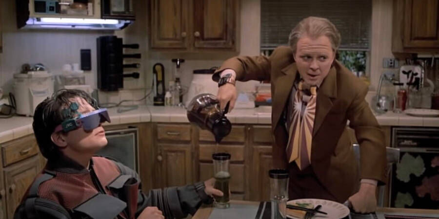 Смарт-очки в фильме «Назад в будущее — 2» Смарт-очки в фильме «Назад в будущее — 2»