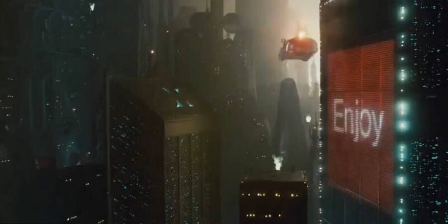 Рекламный щит в фильме «Бегущий по лезвию» Рекламный щит в фильме «Бегущий по лезвию»