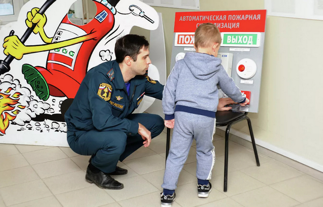 В подмосковной пожарной части провели экскурсию для пятилетнего мальчика